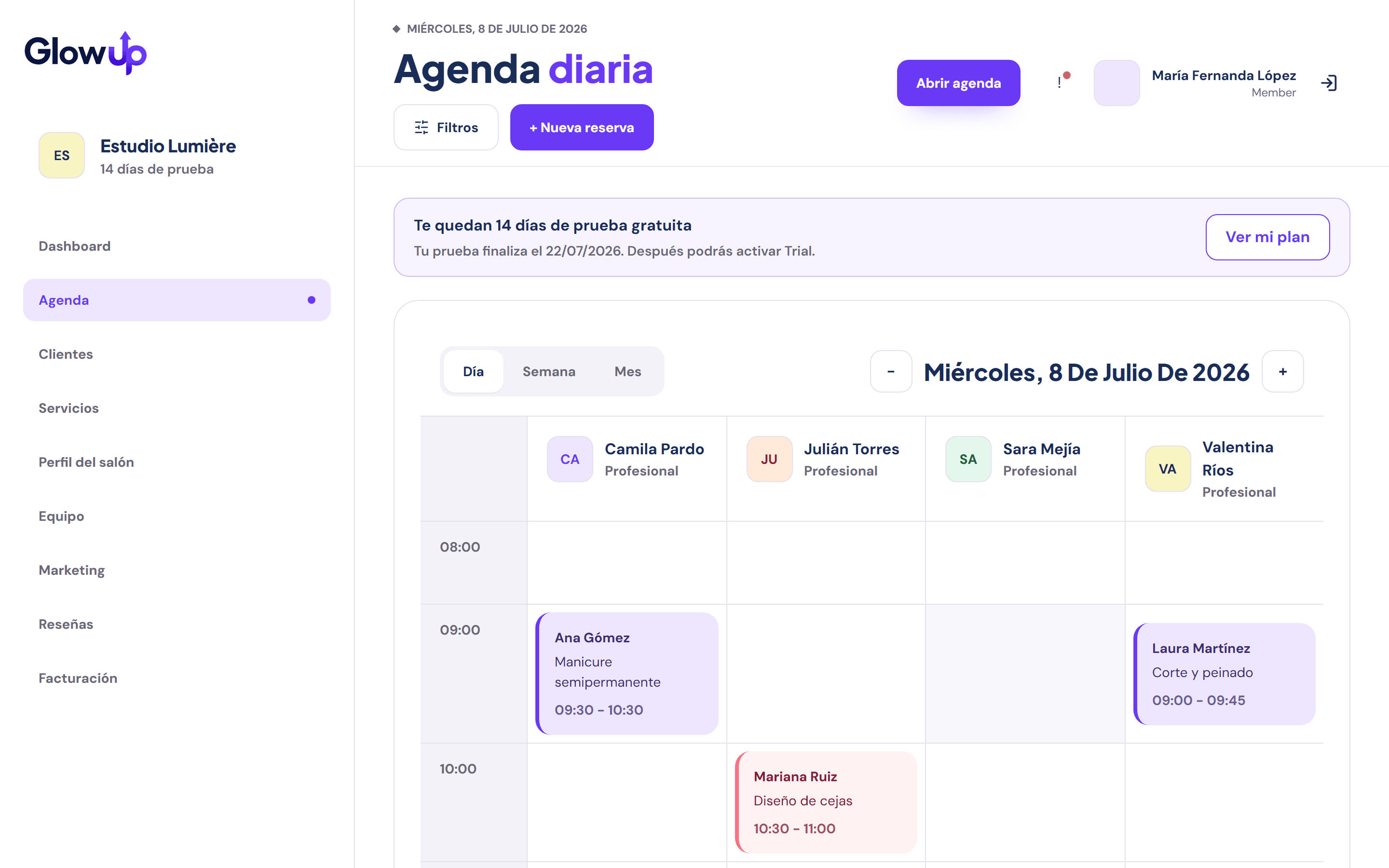 Agenda del día en GlowUp con las citas de cada profesional y su estado