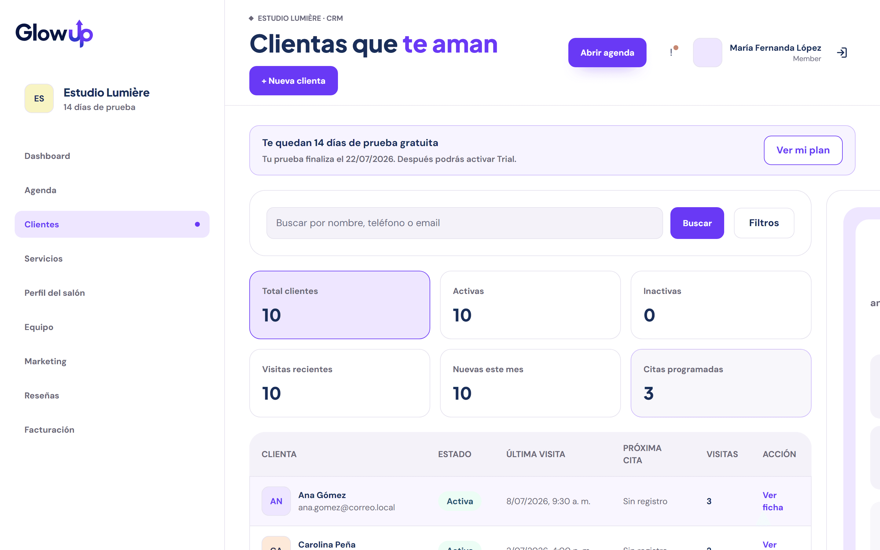 Lista de clientes en GlowUp con historial de visitas y datos de contacto